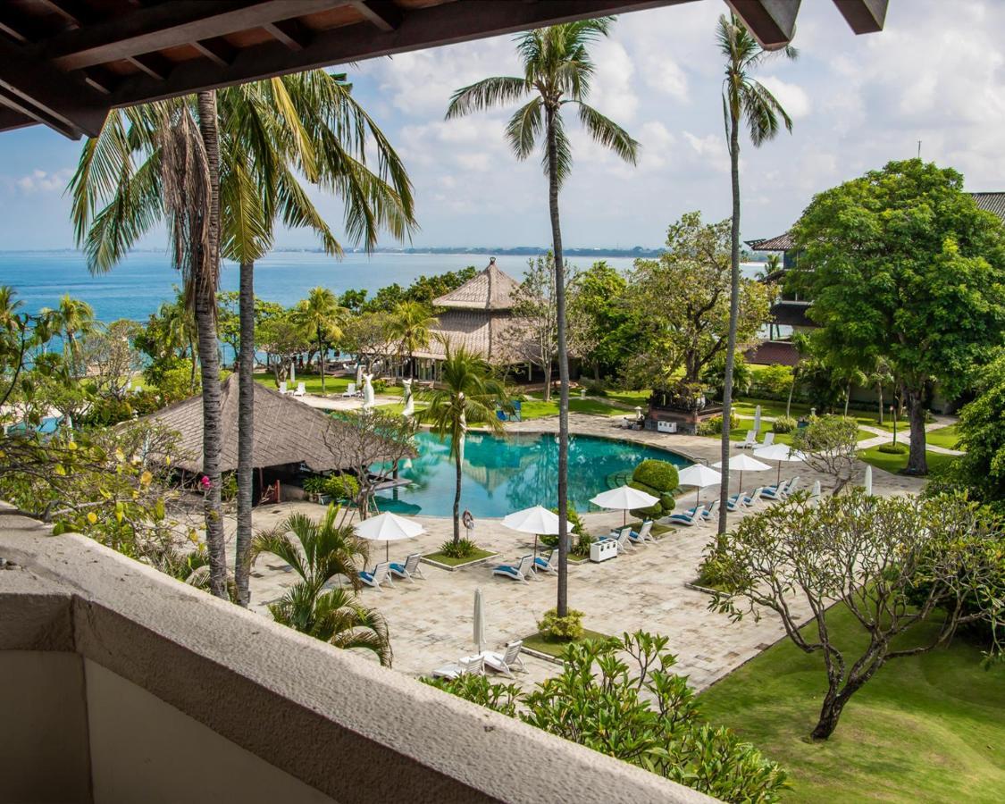 Discovery Kartika Plaza Hotel Kuta Lombok Exterior foto The pool at the resort
