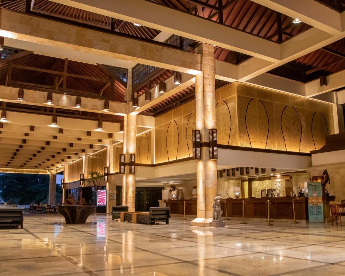Discovery Kartika Plaza Hotel Kuta Lombok Exterior foto The lobby of the hotel