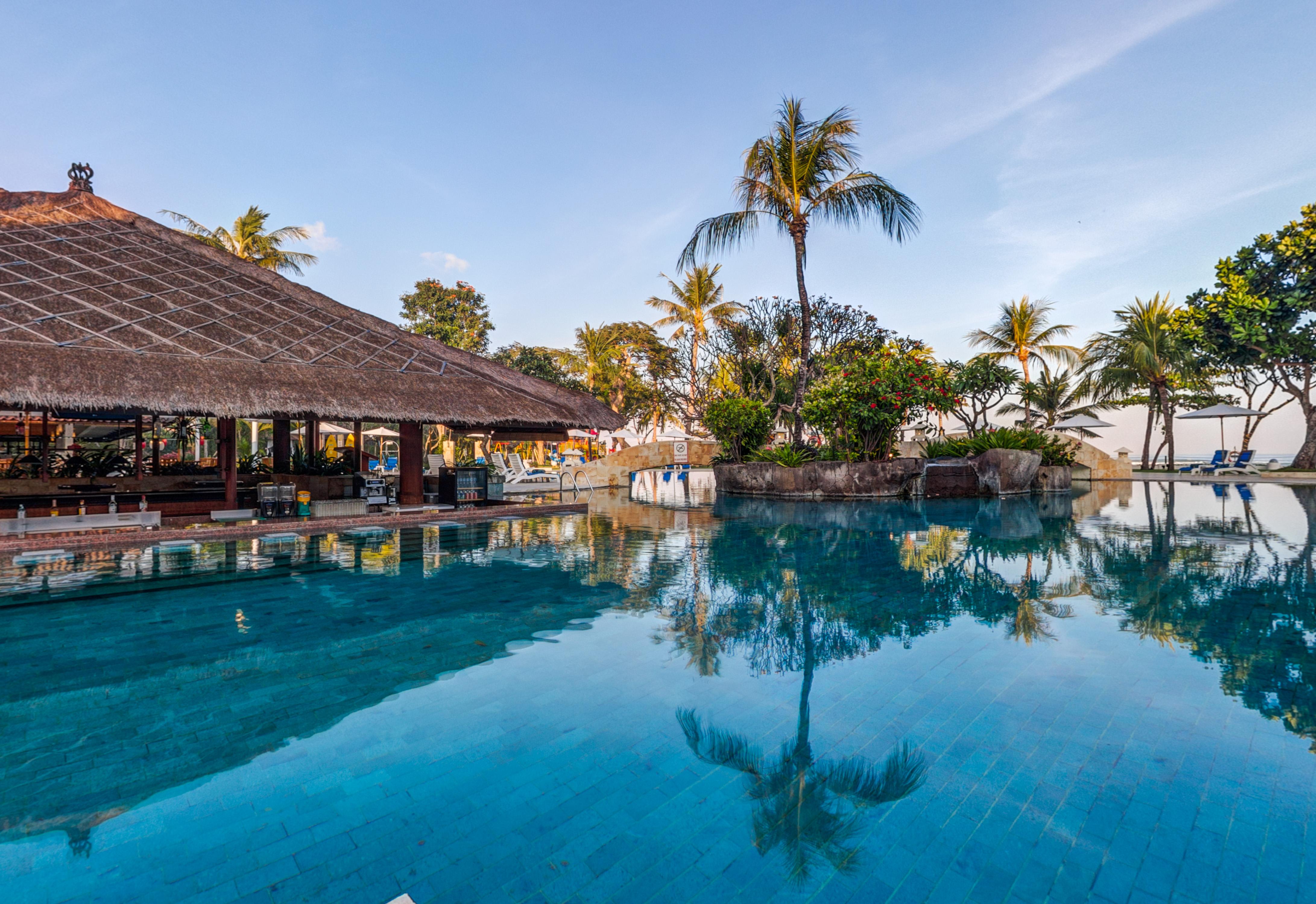 Discovery Kartika Plaza Hotel Kuta Lombok Exterior foto The pool at the resort