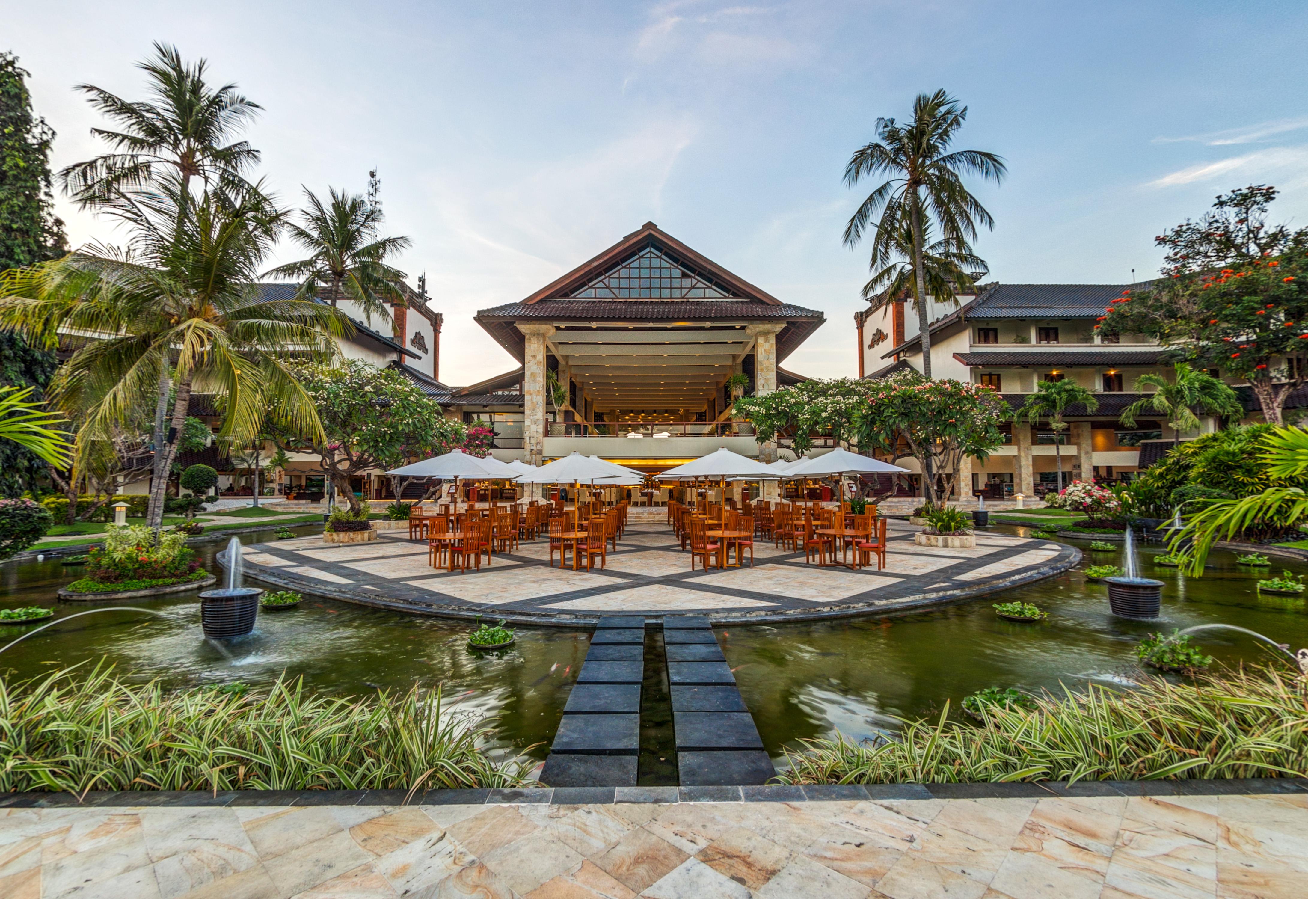 Discovery Kartika Plaza Hotel Kuta Lombok Exterior foto The lobby of the resort