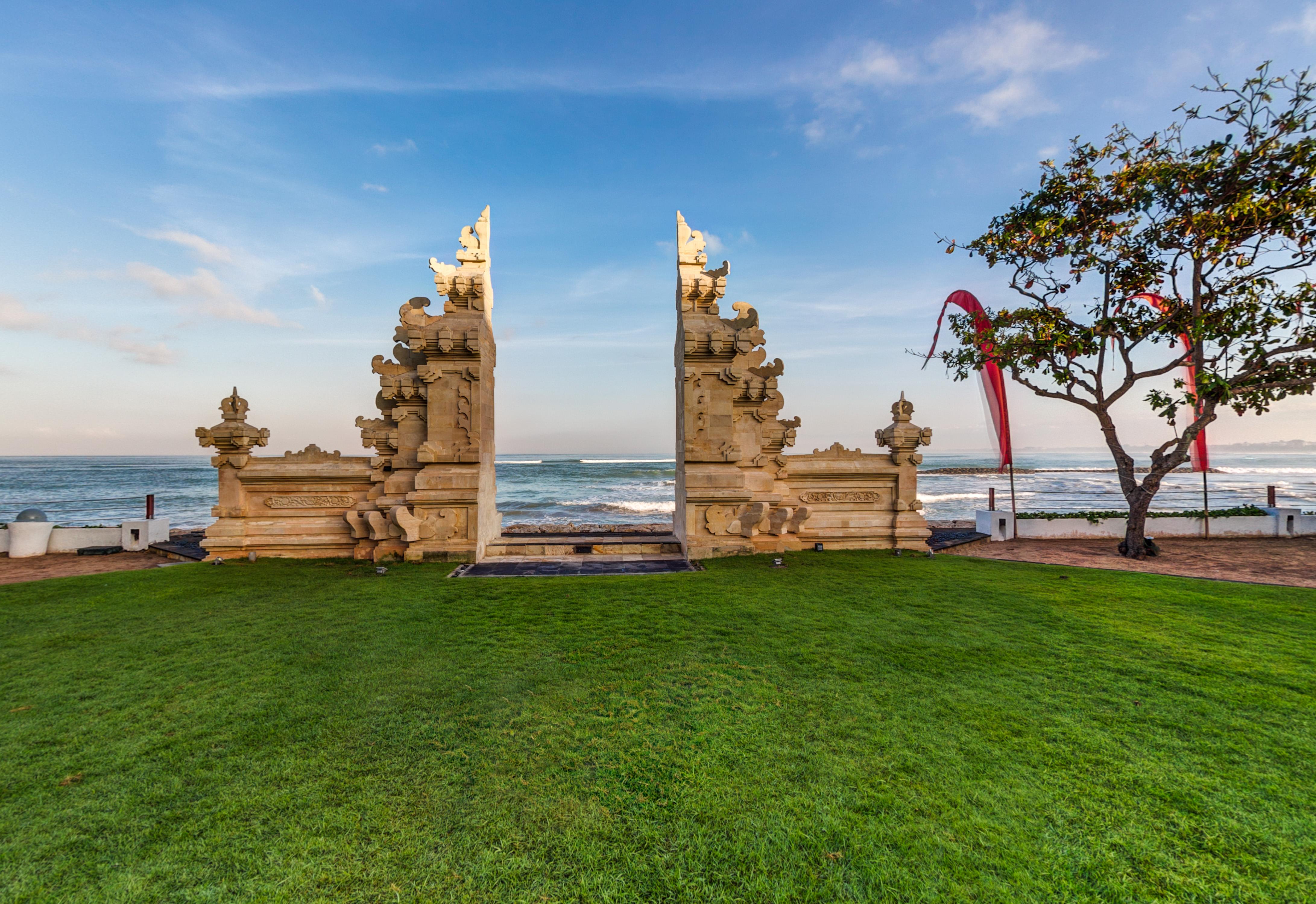 Discovery Kartika Plaza Hotel Kuta Lombok Exterior foto The gate of Pura Balun Temple