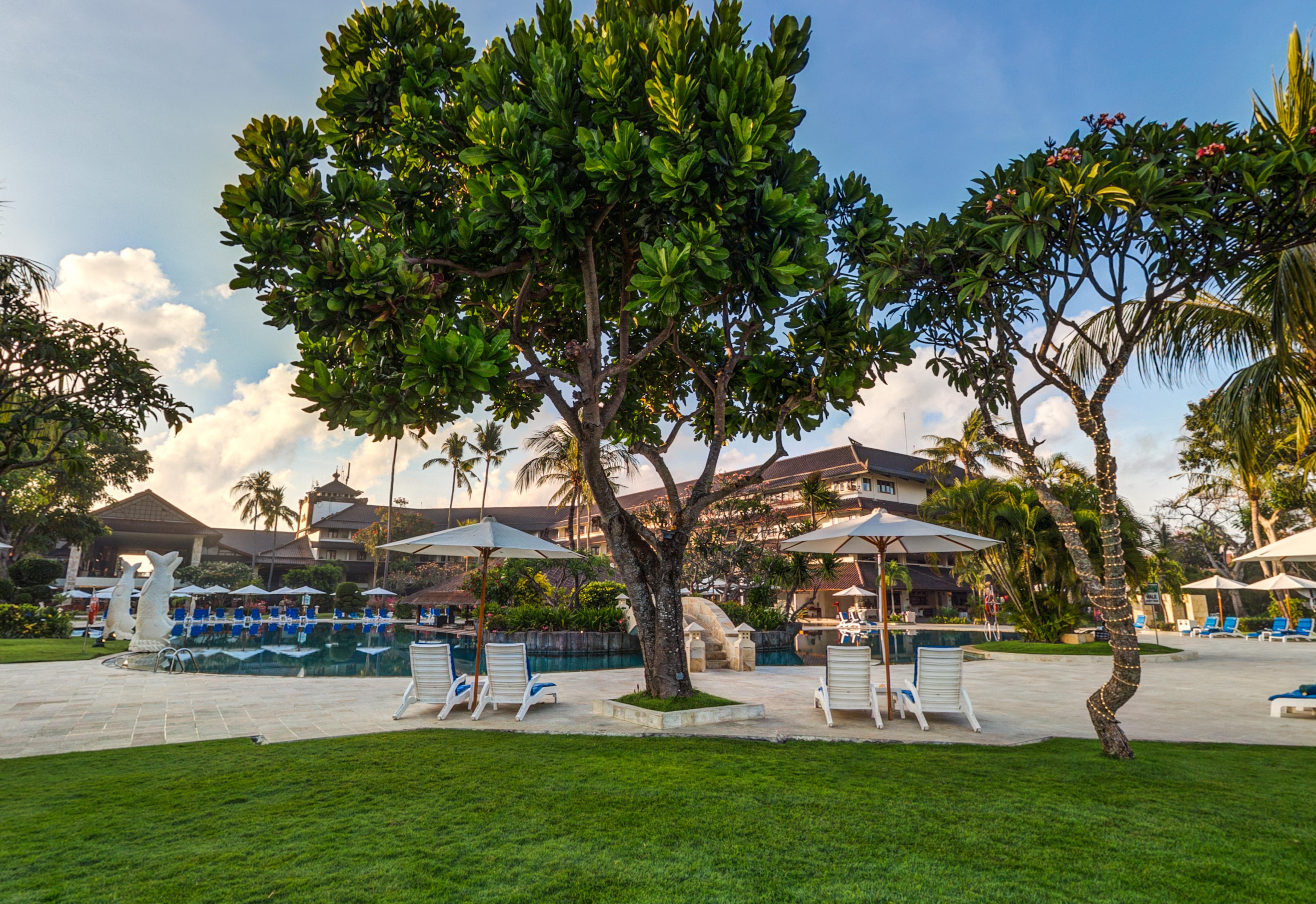 Discovery Kartika Plaza Hotel Kuta Lombok Exterior foto The pool at the Sheraton Resort