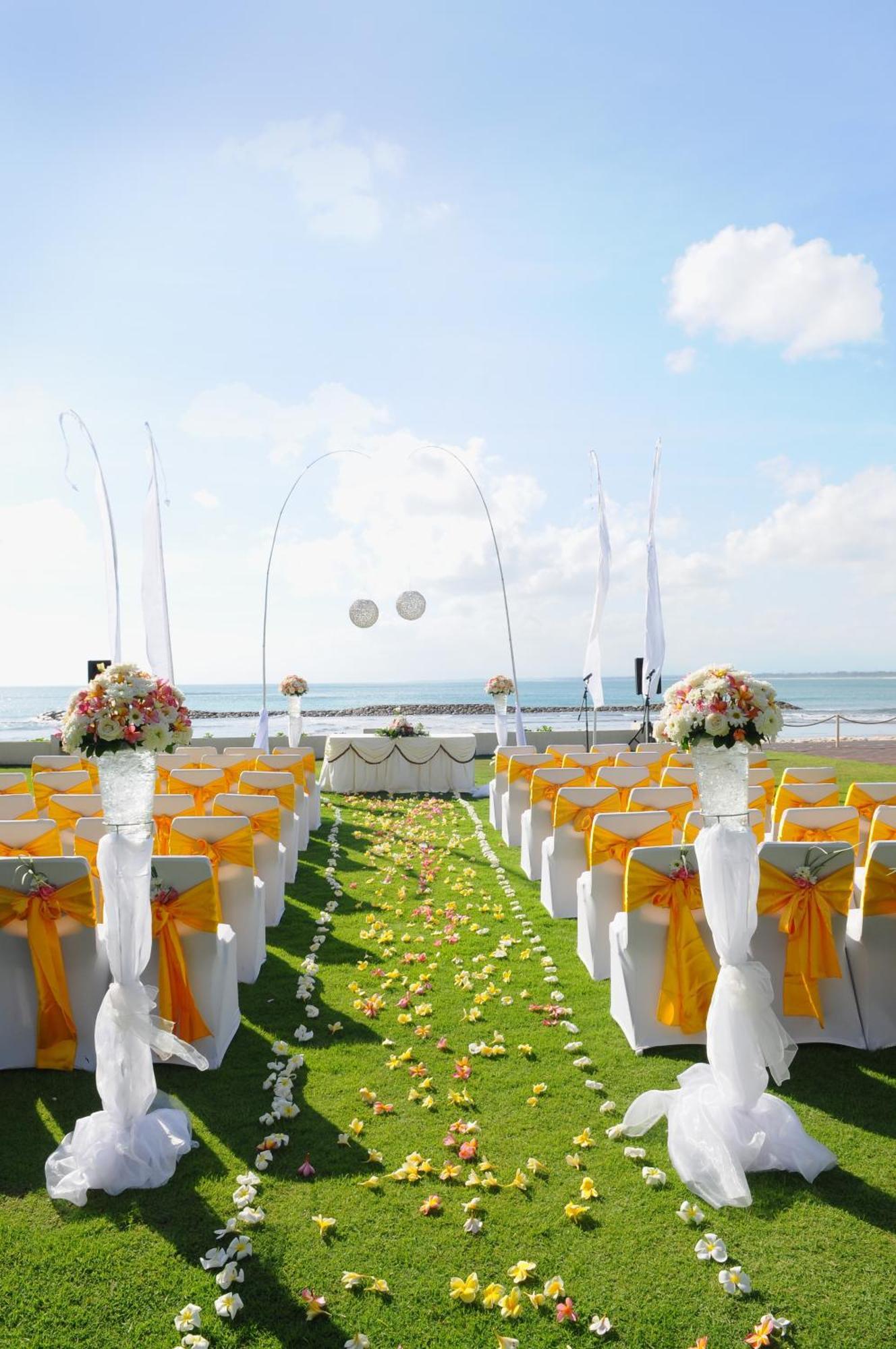Discovery Kartika Plaza Hotel Kuta Lombok Exterior foto A beach wedding in Bali, Indonesia