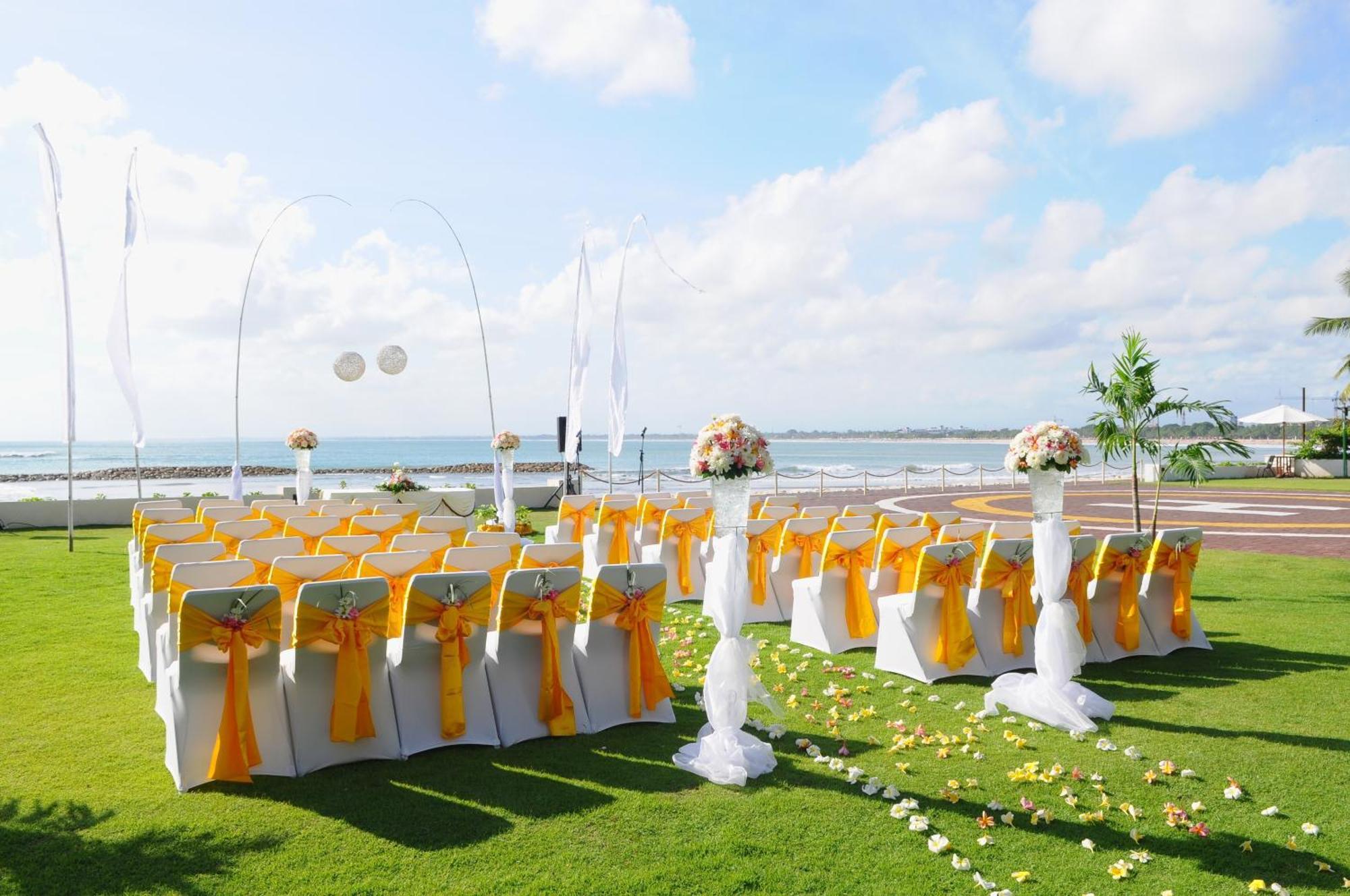 Discovery Kartika Plaza Hotel Kuta Lombok Exterior foto The lawn at the Royal Adelaide Hospital
