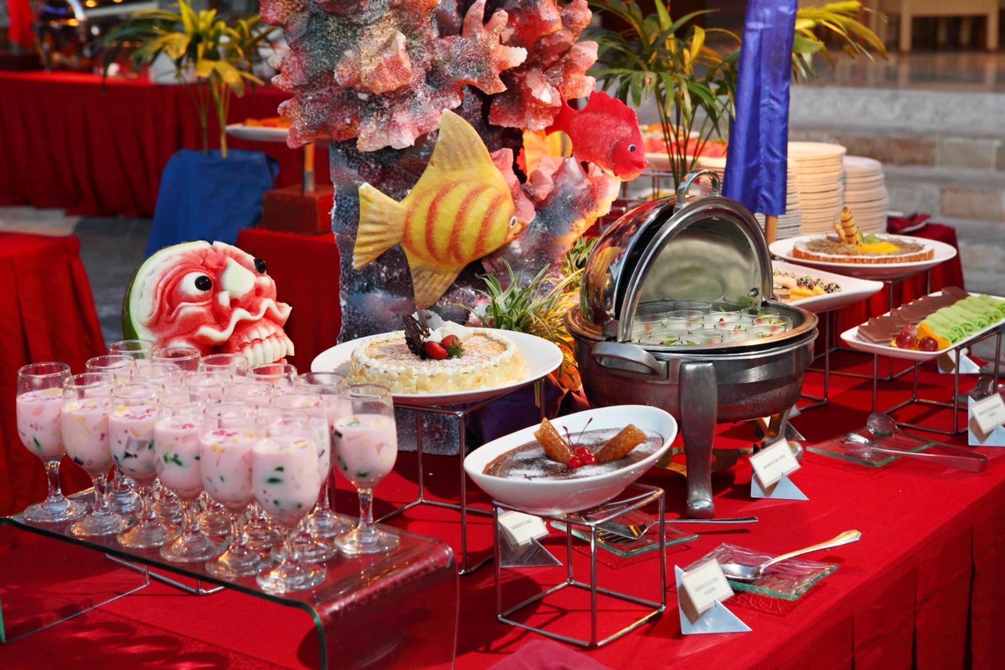 Discovery Kartika Plaza Hotel Kuta Lombok Exterior foto A buffet table