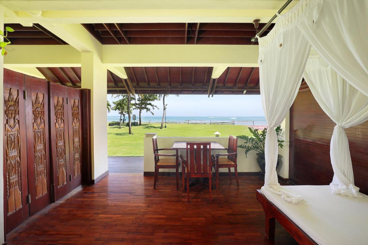 Discovery Kartika Plaza Hotel Kuta Lombok Exterior foto A view of the beach from a suite at the resort
