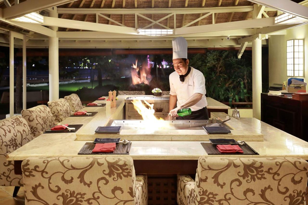 Discovery Kartika Plaza Hotel Kuta Lombok Exterior foto A chef at work at the restaurant