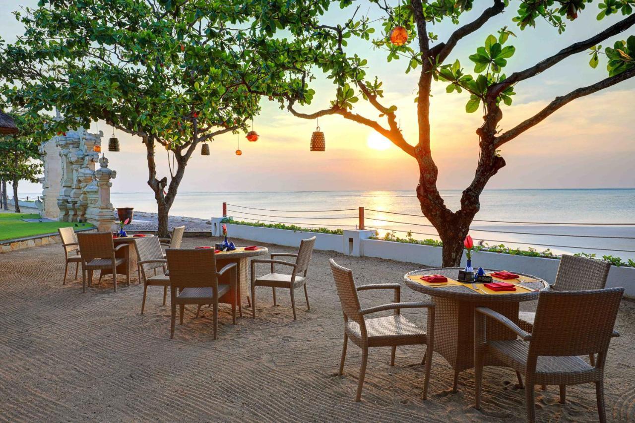 Discovery Kartika Plaza Hotel Kuta Lombok Exterior foto Sunset at the beach