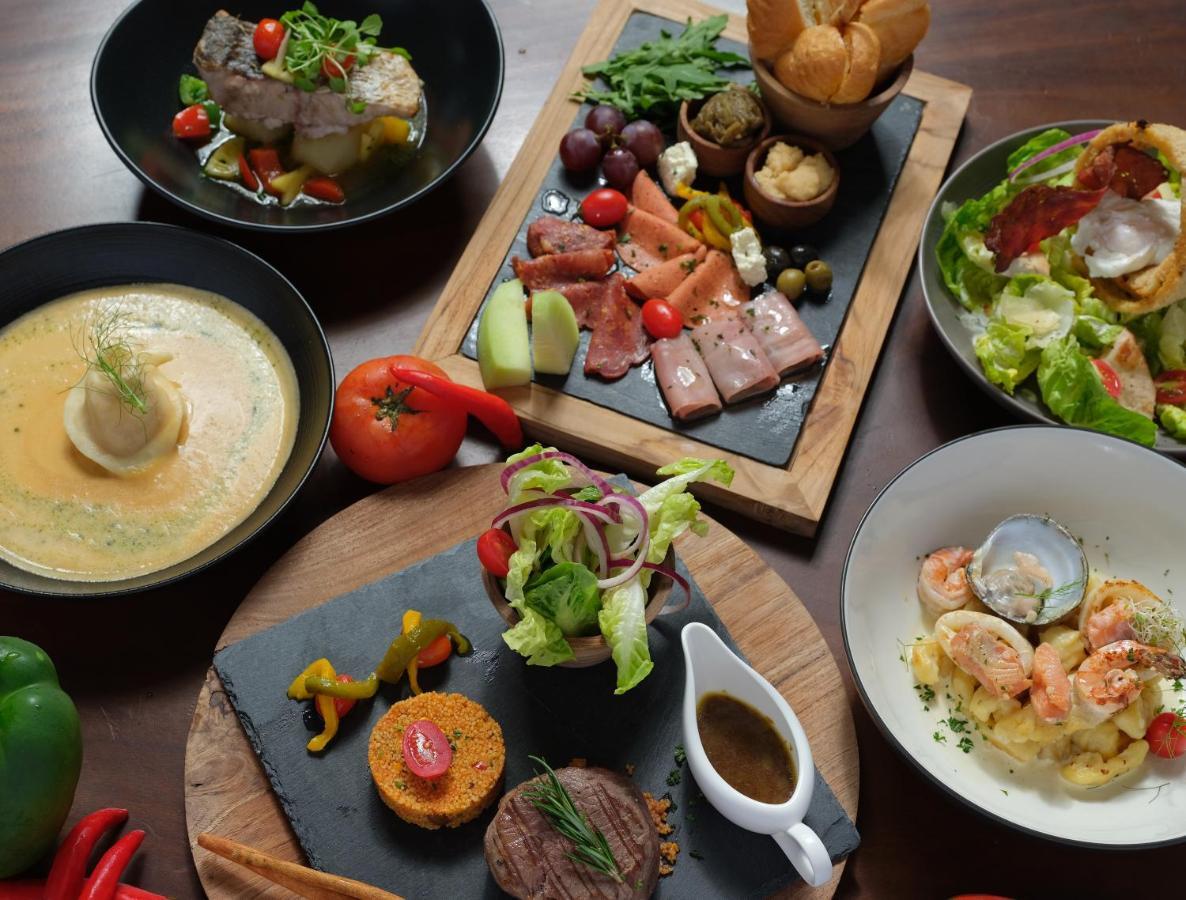Discovery Kartika Plaza Hotel Kuta Lombok Exterior foto A selection of dishes at the restaurant